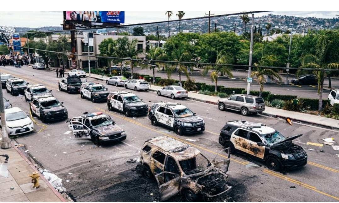 You are currently viewing Protestele violente din SUA au continuat și luni noaptea. S-au înregistrat sute de arestări