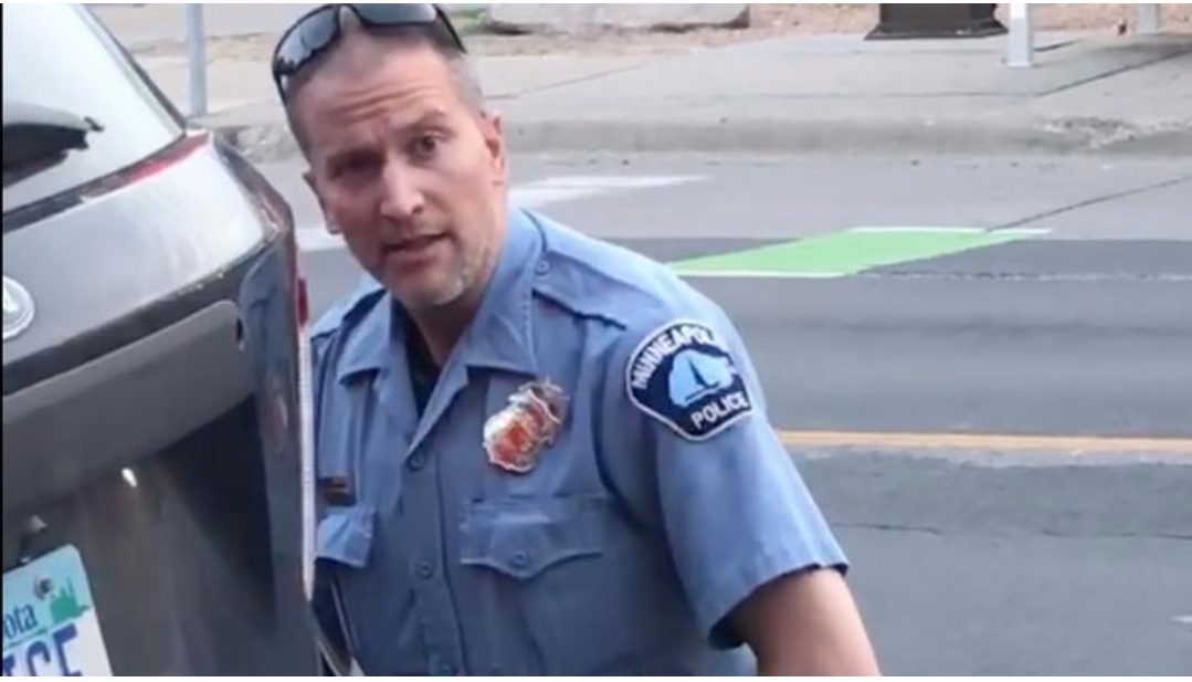 You are currently viewing Polițistul care a stat cu genunchiul pe gâtul lui George Floyd, acuzat de omor cu intenție