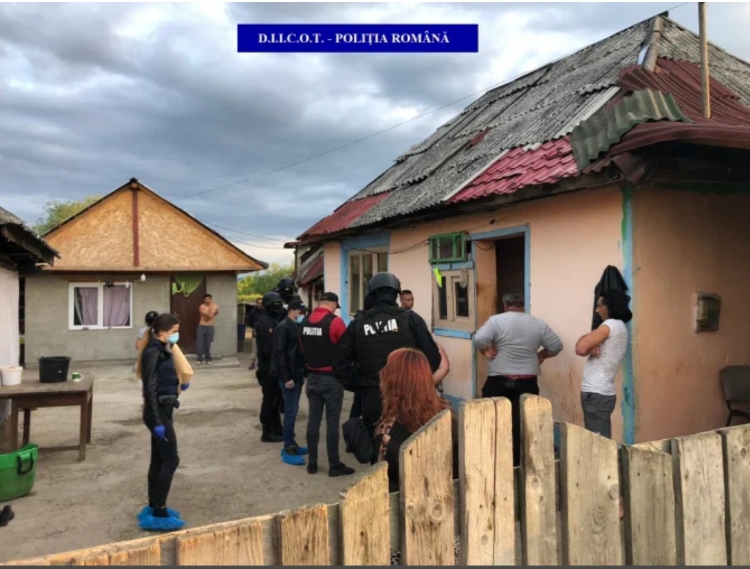 You are currently viewing Caz cutremurător în Maramureș. Persoane RĂPITE din gări și ținute în SCLAVIE, sub LACĂT. Descinderi DIICOT