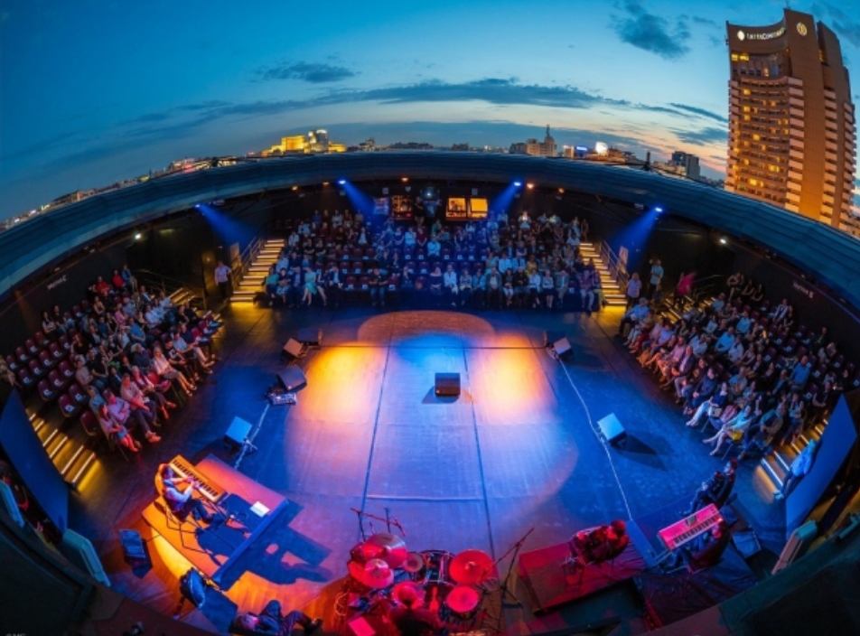 You are currently viewing Teatrul Naţional din Bucureşti își reia activitatea, din 15 iunie. Vezi programul