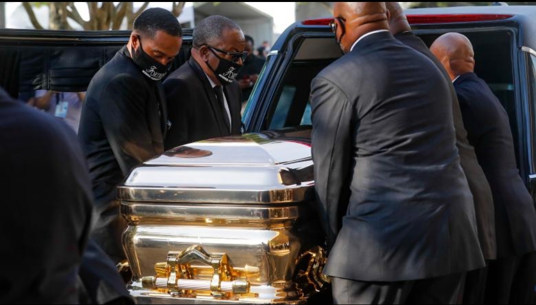 You are currently viewing George Floyd este înmormânatat astăzi. Mii de oameni vin să-i aducă un ultim omagiu