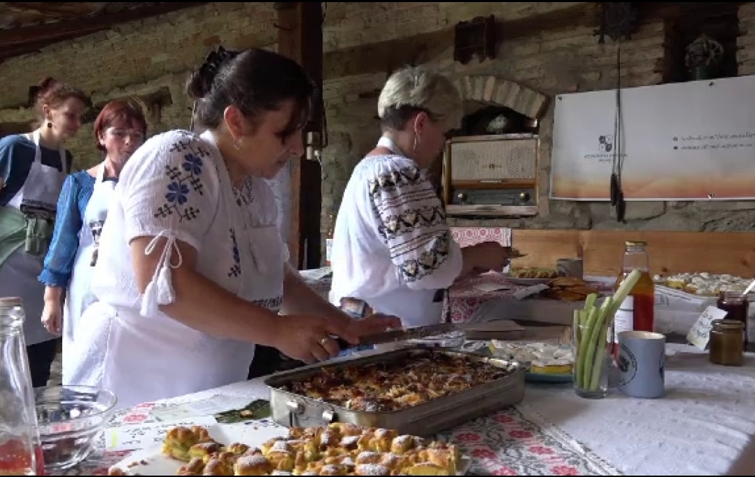 You are currently viewing Bomboanele cu rubarbă, vedetele unui festival cu tradiție, organizat în Mureș. De această dată, doar virtual