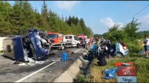 Read more about the article Accident grav în Vrancea soldat cu 2 morți și 11 răniți: Un microbuz și un autoturism s-au ciocnit frontal