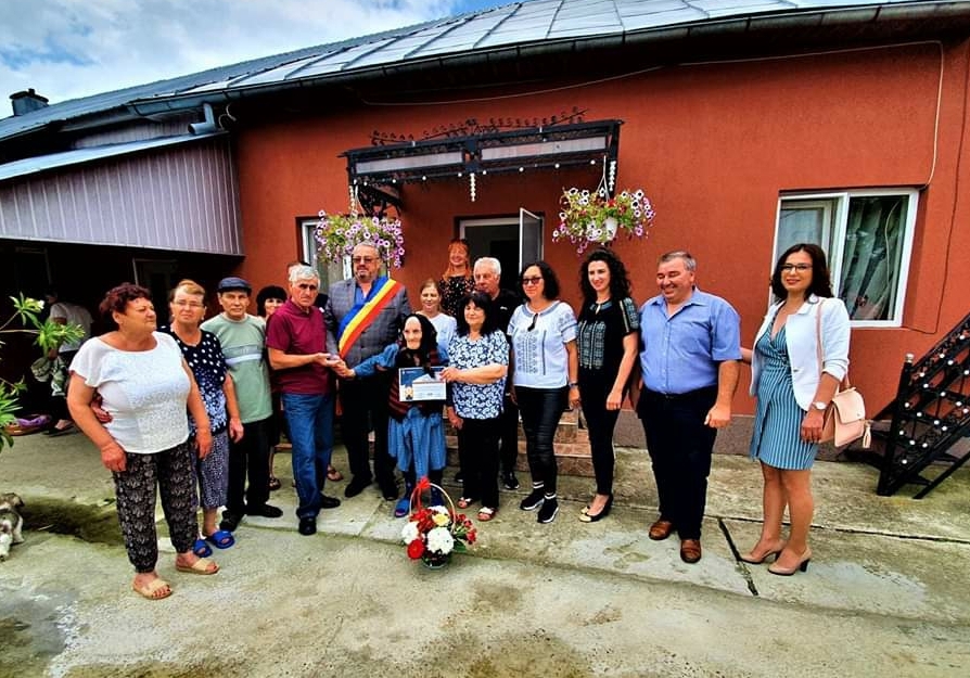 You are currently viewing UN SECOL DE VIAȚĂ! PRIMARUL COMUNEI GURA OCNIȚEI A OFERIT SURPRIZE UNEI LOCALNICE CARE A ÎMPLINIT 100 ANI!