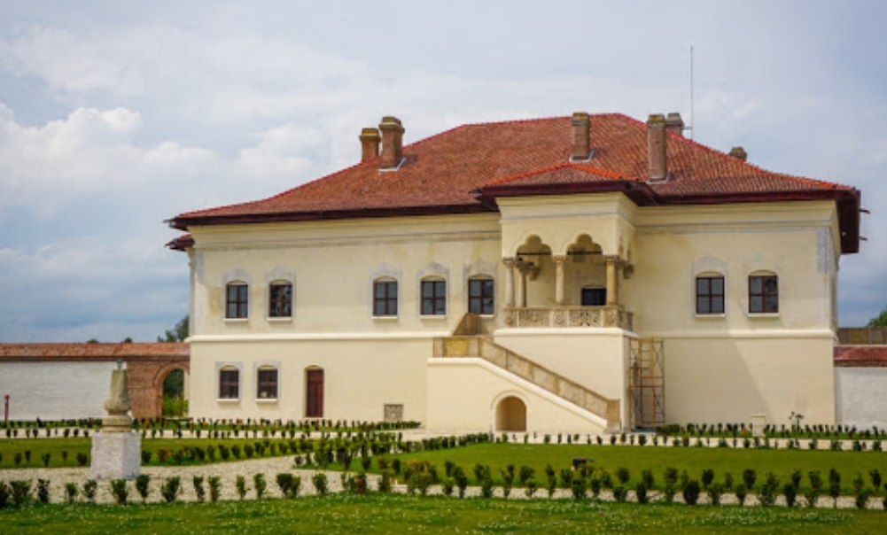 You are currently viewing „Povestiri balcanice” -Expoziție de costume populare la Palatul Brâncovenesc de la Potlogi