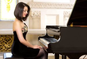 Read more about the article PIANISTA ALEXANDRA DARIESCU DESCRIE LUMEA FASCINANTĂ A PIANULUI ÎNTR-O INEDITĂ PREZENTARE VIDEO!