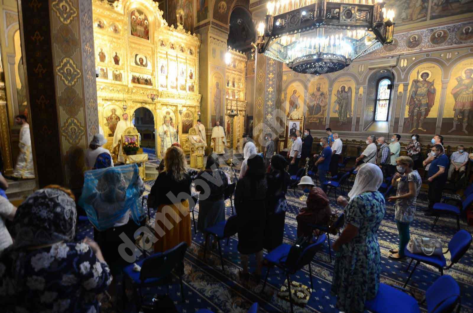 You are currently viewing Credincioșii prezenți astăzi la Sfânta Liturghie au fost deranjați de prezența polițiștilor dâmbovițeni!