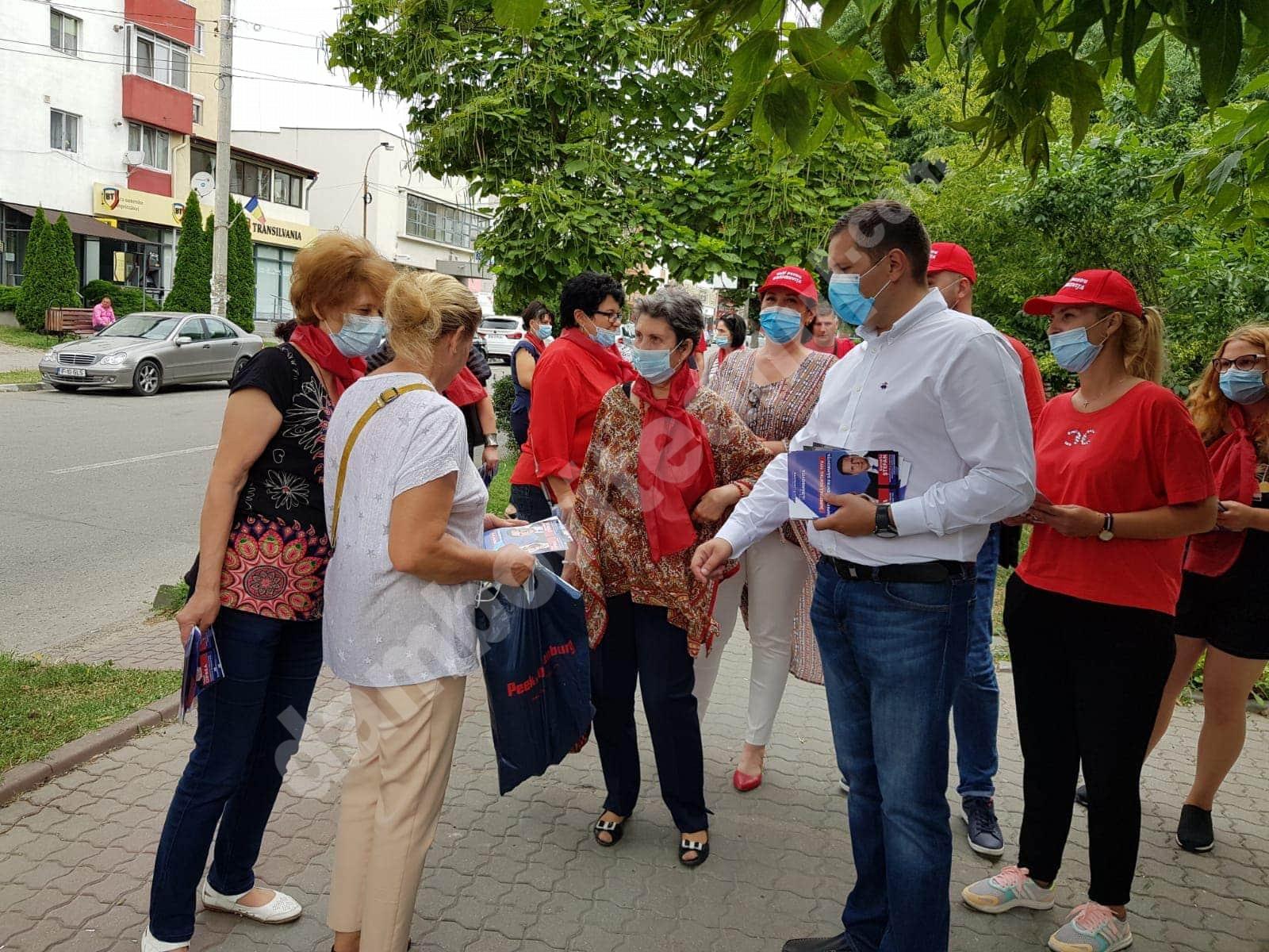 You are currently viewing Concluzia primei zile de pre-campanie la PSD DÂMBOVIȚA: Când oamenii îți deschid ușa sau poarta și îți zâmbesc este un semn că ți-ai făcut treaba bine!