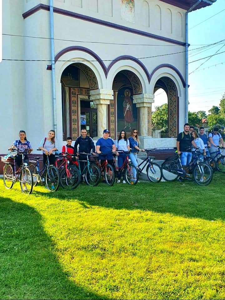 You are currently viewing INEDIT! TINERI ALĂTURI DE PREOTUL DIN COMUNA VIȘINA ÎN PELERINAJ PE BICICLETĂ!
