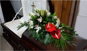 Read more about the article COVID-19: DUPĂ CE AU DESIGILAT SICRIUL MORTULUI INFECTAT CU CORONAVIRUS, FAMILIA L-A ÎMBRĂCAT ȘI A CONTINUAT PRIVEGHIUL!