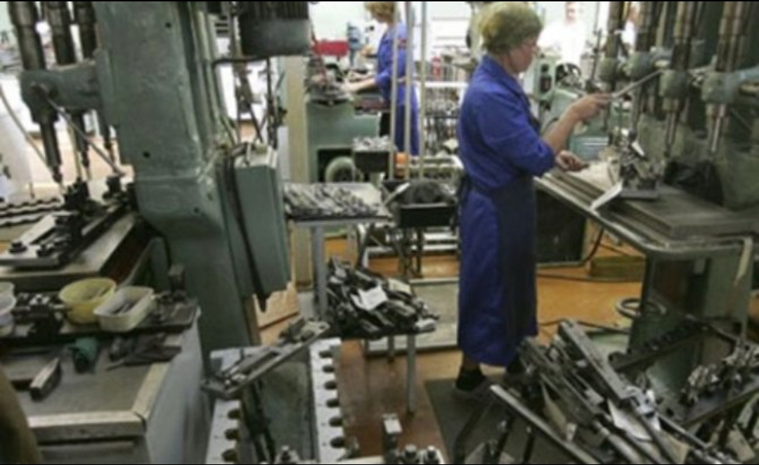 You are currently viewing Vârsta de pensionare pentru angajaţii din industria de armament scade cu 13 ani