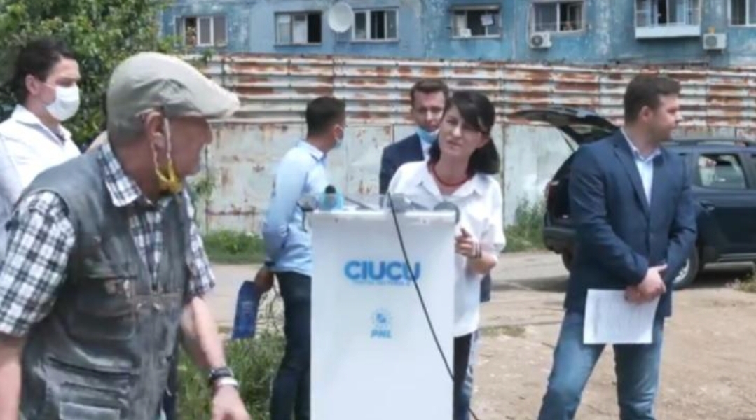 You are currently viewing Bărbatul care a deranjat conferința de presă a Violetei Alexandru,  a fost amendat