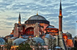 Read more about the article CATEDRALA SFÂNTA SOFIA VA RĂMÂNE DESCHISĂ DOAR ÎN PERIOADA ÎN CARE NU VOR AVEA LOC RUGĂCIUNI MUSULMANE