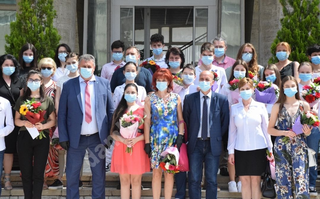 You are currently viewing Elevii de nota 10, premiați astăzi la Consiliul Județean Dâmbovița!