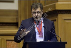 Read more about the article Cum vede medicul Rafila redeschiderea școlilor