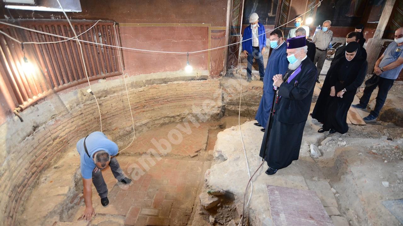 You are currently viewing DESCOPERIRE IMPORTANTĂ PRIN SĂPĂTURI ARHEOLOGICE –  VIZITĂ PASTORALĂ A MITROPOLITULUI NIFON LA MÂNĂSTIREA VIFORÂTA