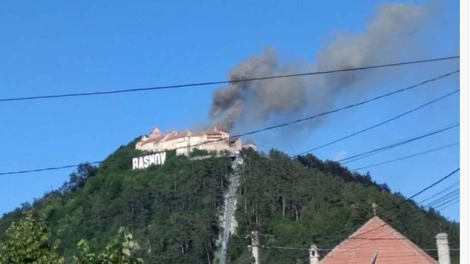 You are currently viewing INCENDIU VIOLENT LA CETATEA RÂȘNOV! TURIȘTII AU FOST EVACUAȚI!