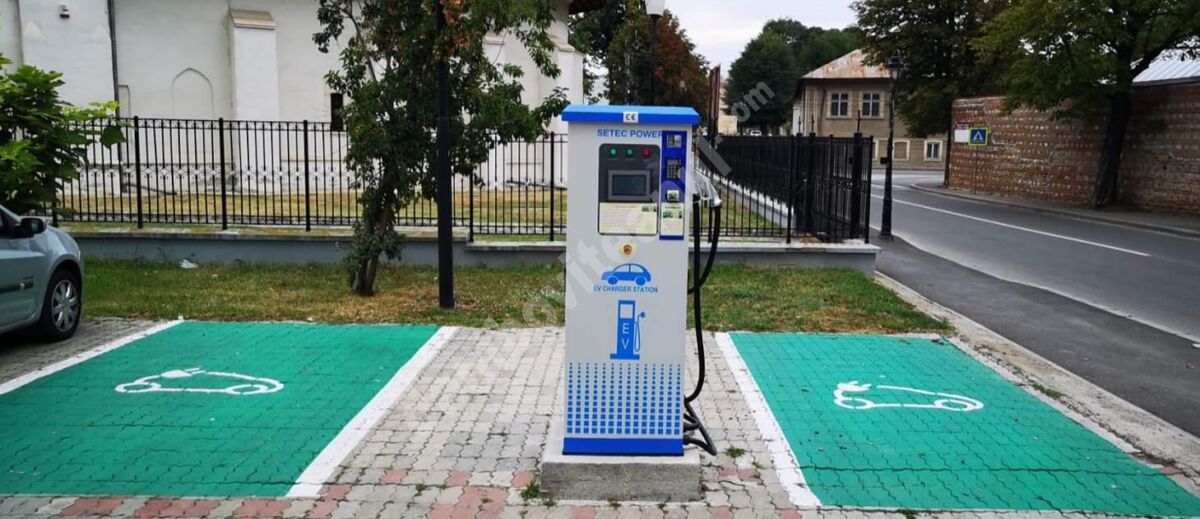 You are currently viewing Începând de astăzi, în Târgoviște, sunt funcționale cele patru stații electrice de reîncărcare pentru vehicule electrice şi electrice hibrid plug-in!