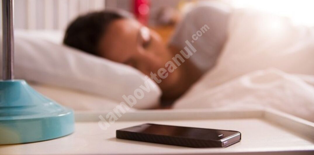 You are currently viewing Vezi care sunt riscurile dacă dormi cu telefonul în cameră