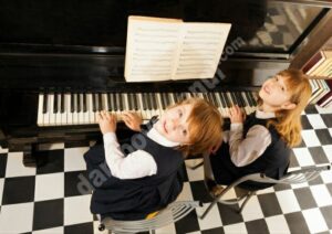 Read more about the article Vezi care sunt beneficiile cântatului la pian!