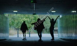 Read more about the article EM44 lansează Nebună, o piesă despre „nopți calde în brațe și stele pe la geamuri”