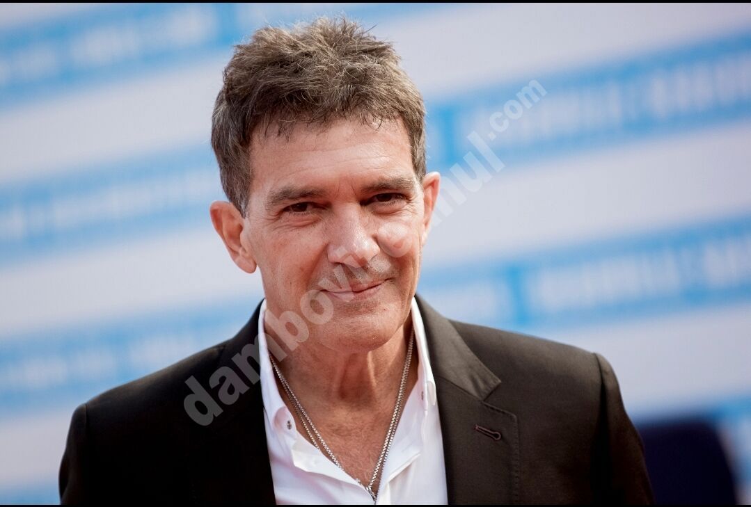 You are currently viewing Antonio Banderas a anunţat că s-a vindecat de coronavirus