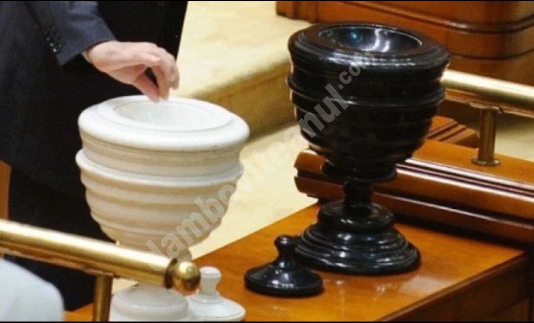 You are currently viewing Moţiunea de cenzură va fi dezbătută şi votată luni, de la ora 14.00