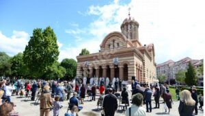 Read more about the article DE MÂINE PÂNĂ LA SFÂNTA MARIA ESTE OBLIGATORIE MASCA ÎN CURTEA BISERICII ȘI ÎN CIMITIR