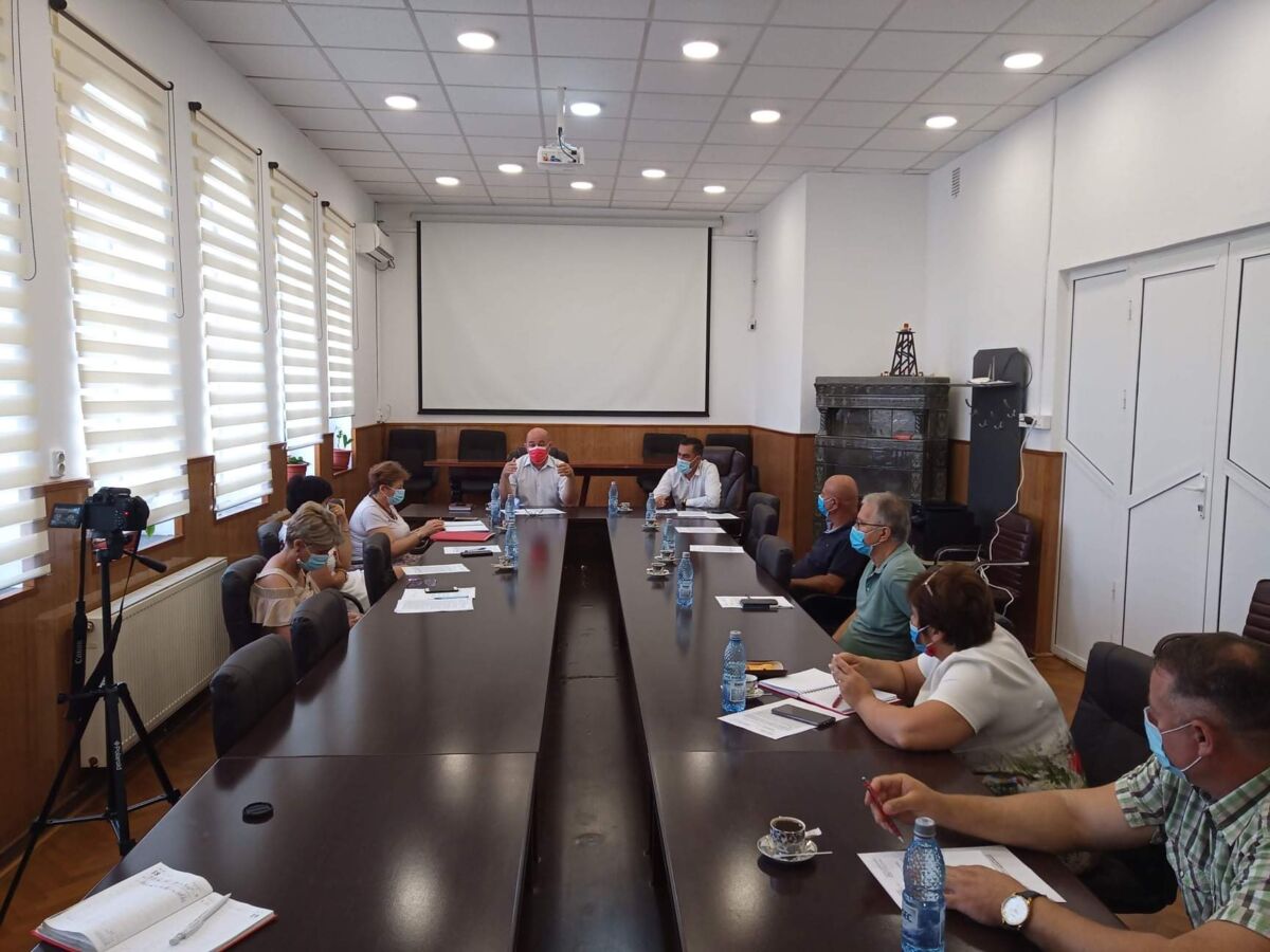 You are currently viewing Constantin Dinu, primarul municipiului Moreni, şedinţă de lucru cu toţi directorii instituţiilor de învăţământ