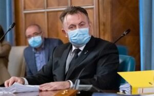 Read more about the article Tătaru nu renunță la masca pentru elevi: Nu facem experimente!