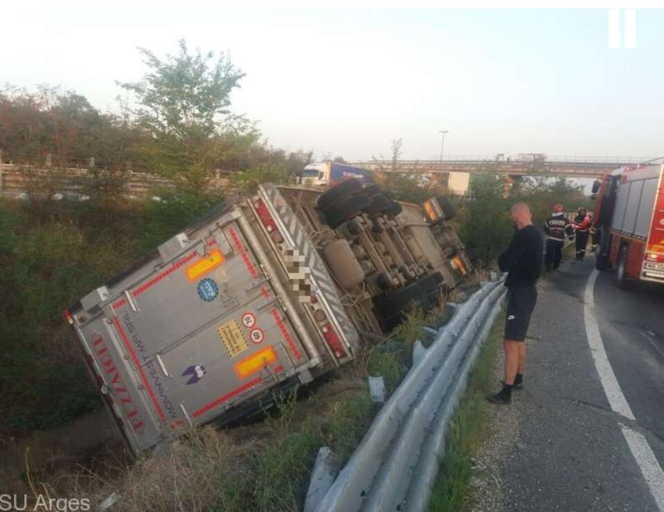 You are currently viewing Argeş: Un camion încărcat cu porci s-a răsturnat la intrarea pe A1