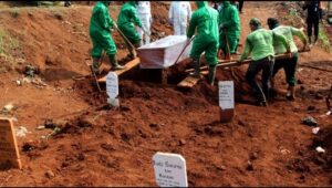 Read more about the article Indonezia: Cine nu poartă mască, sapă gropi pentru morții COVID-19