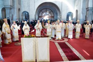 Read more about the article MITROPOLITUL NIFON A PARTICIPAT LA SFINȚIREA CATEDRALEI DIN ORADEA ALĂTURI DE PATRIARHUL DANIEL