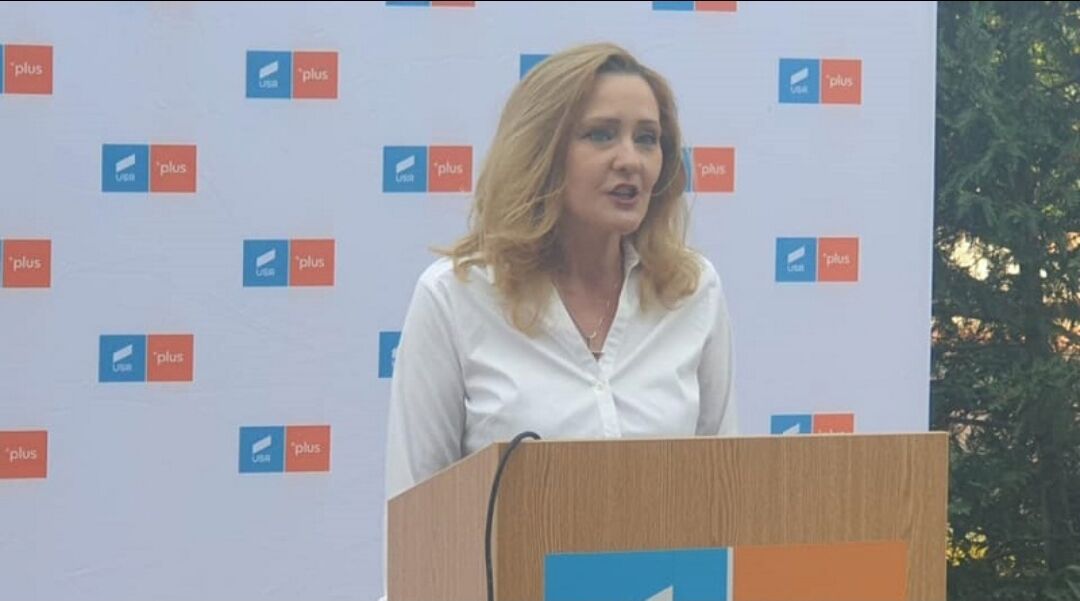 You are currently viewing Prezentatoarea TV Elena Lasconi a devenit primar la Câmpulung Muscel