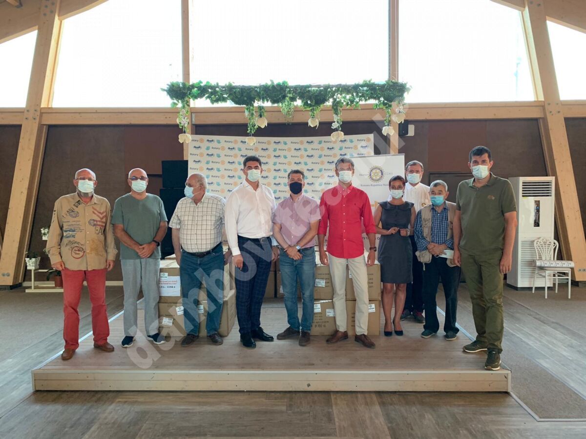 You are currently viewing Club Rotary Târgoviște a donat 100.000 de măști de protecție pentru 28 de unități școlare din județ