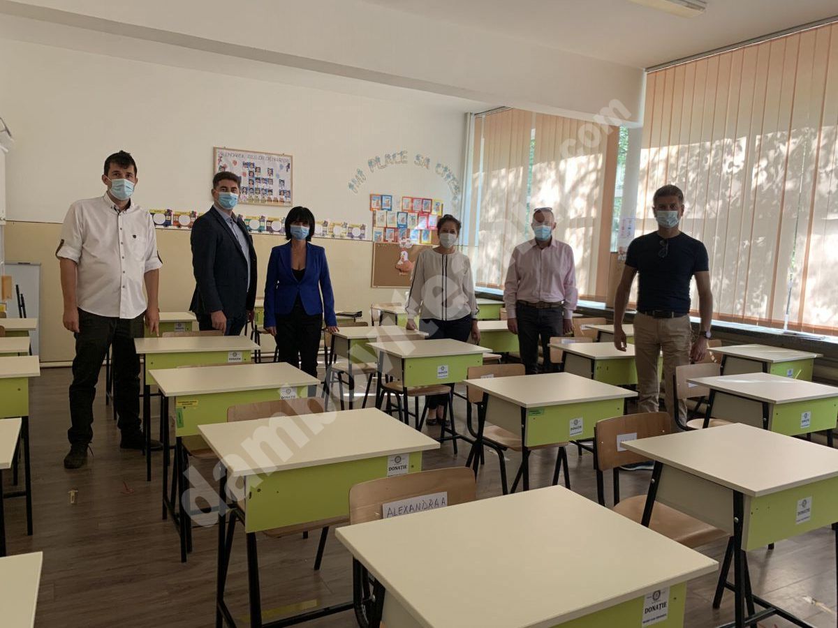 You are currently viewing ROTARY CLUB TÂRGOVIȘTE a donat 100 de bănci pentru două clase ale Școlii ​ “Tudor Vladimirescu” Târgoviște și două clase ale școlii din comuna Măneşti