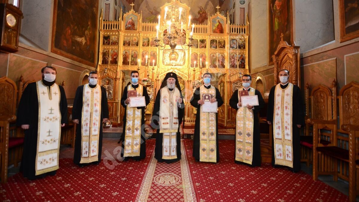 You are currently viewing TREI TINERI PREOȚI AU FOST HIROTESIȚI DUHOVNICI, LA PARACLISUL MITROPOLITAN DIN TÂRGOVIȘTE