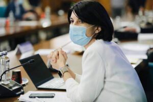 Read more about the article Violeta Alexandru vrea să introducă semnătura electronică pentru contractele de telemuncă