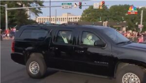 Read more about the article Donald Trump a ieșit cu limuzina pentru a-și saluta susținătorii strânși în fața spitalului