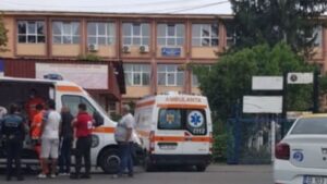 Read more about the article Doi elevi au fost împușcați în cap, cu un pistol cu bile, în fața unui liceu din Ploiești