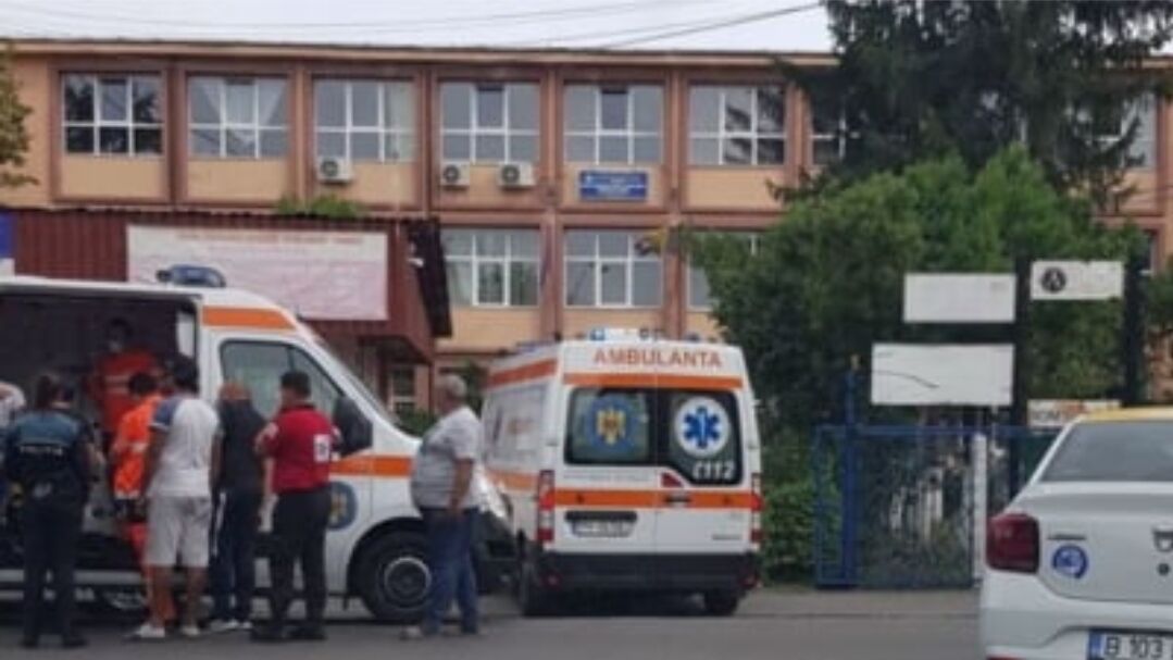 You are currently viewing Doi elevi au fost împușcați în cap, cu un pistol cu bile, în fața unui liceu din Ploiești