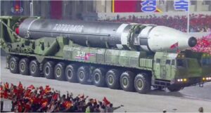 Read more about the article Coreea de Nord a prezentat una dintre cele mai mari și mai puternice rachete balistice intercontinentale