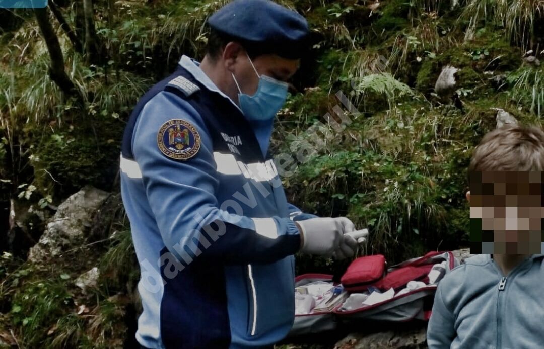 You are currently viewing DÂMBOVIȚA: Un copil accidentat a fost ajutat de jandarmii montani