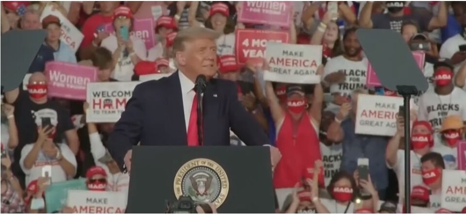 You are currently viewing Donald Trump, fără mască,  la un miting în Florida