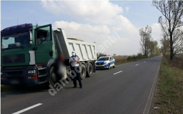 You are currently viewing Dâmbovița: Polițiștii de la rutieră desfășoară activități în cadrul acțiunii ,,Truck & Bus”