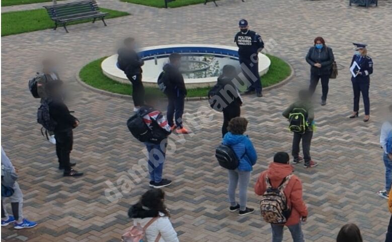 You are currently viewing Acțiuni ale polițiștilor dâmbovițeni pentru informarea elevilor din Niculești și Ciocănari