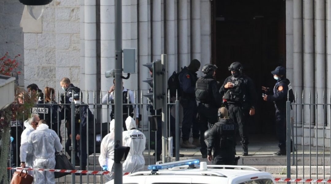 You are currently viewing Atac terorist într-o catedrală din Nisa. O femeie a fost decapitată, alte două victime au decedat și mai multe persoane sunt înjunghiate
