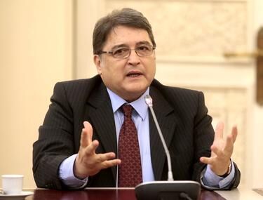 You are currently viewing Ciolacu îl amenință pe Hurezeanu cu demiterea pentru comentariile la postările lui Elon Musk