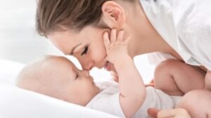 Read more about the article Procentul femeilor care devin mame după vârsta de 40 de ani este mai mic în România decât în restul UE