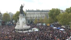 You are currently viewing Zeci de mii de francezi au ieșit în stradă, în semn de solidaritate cu Samuel Paty, profesorul decapitat de un islamist, în atacul terorist de vineri